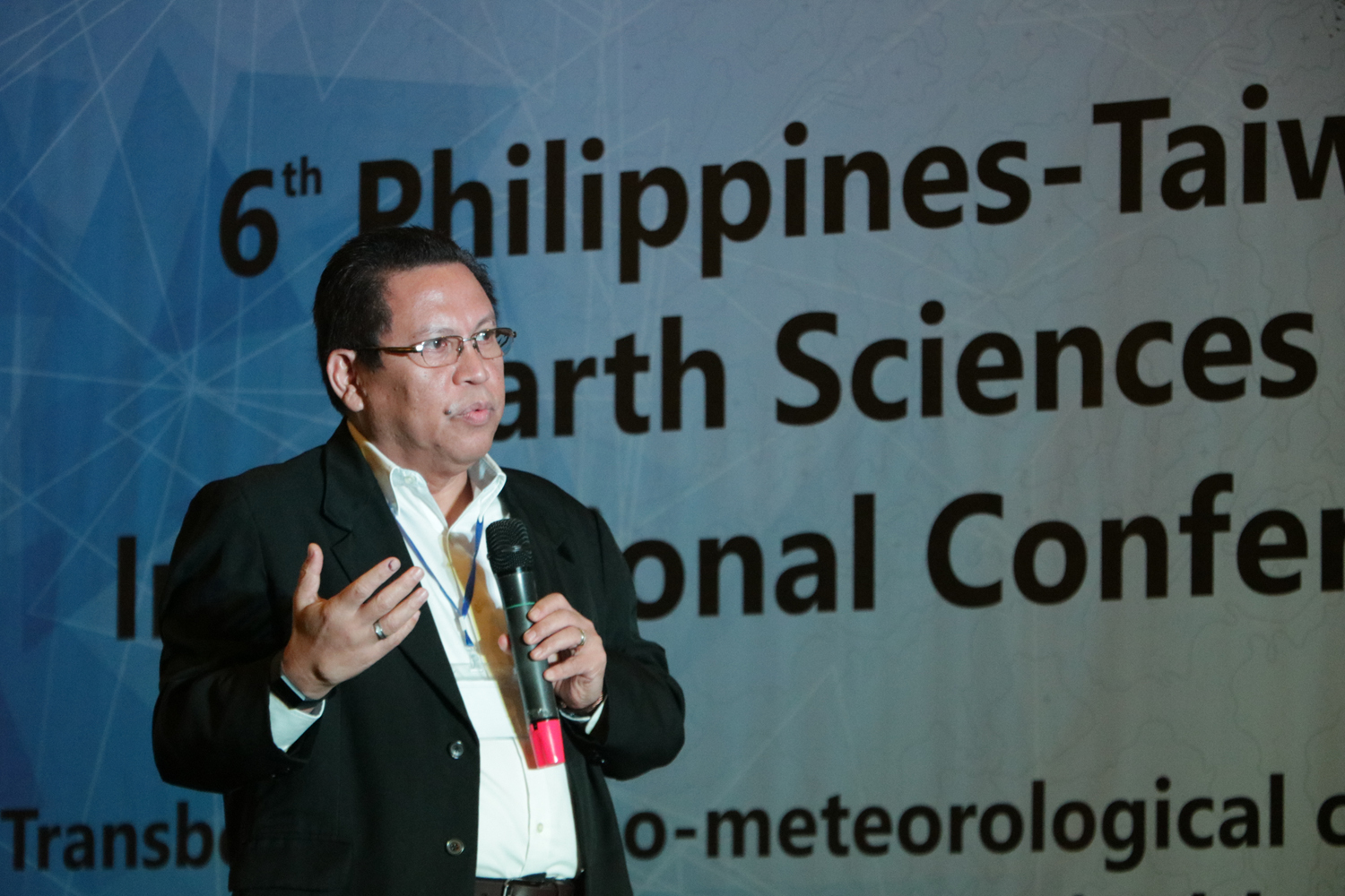 DOST Undersecretary Graciano P. Yumul, Jr. presented his paper entitled "Tectonic and crustal thisckness controls on the geochemistry of the Mindanao arc rocks" during the 6th PTESIC at Clark, Pampanga.